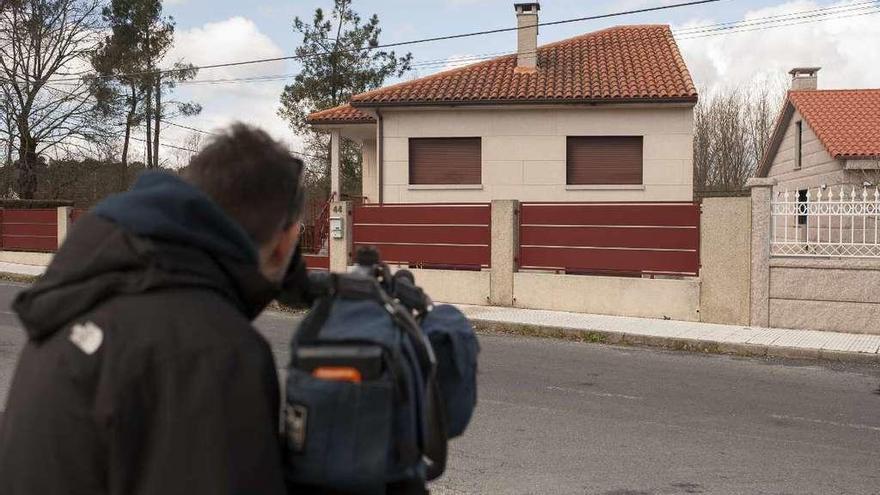 La casa del empresario en O Carballiño (arriba) y sus asesinos, en la imagen de una cámara de seguridad (abajo). // Brais L. / FdV