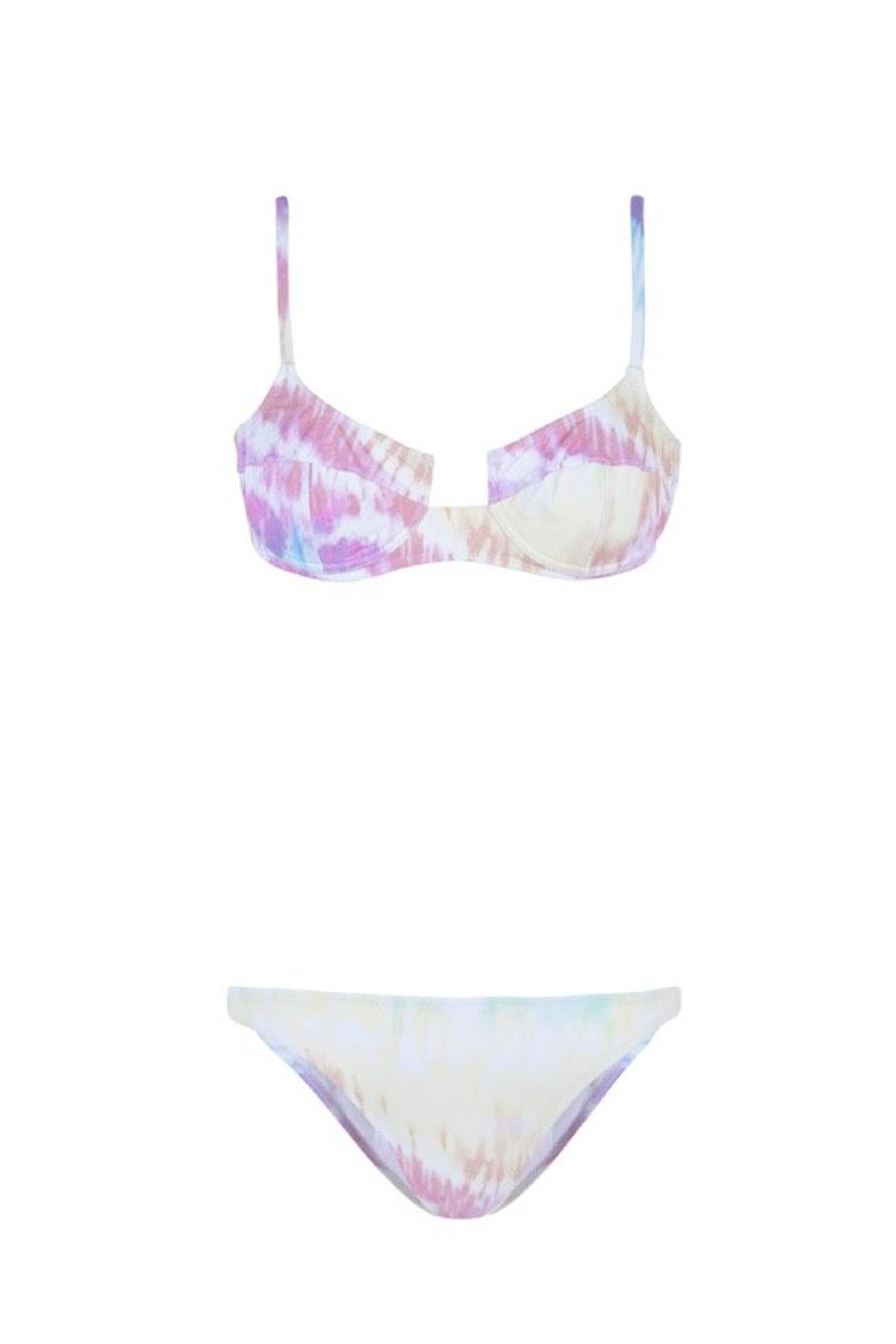 Tie dye también en los bikinis