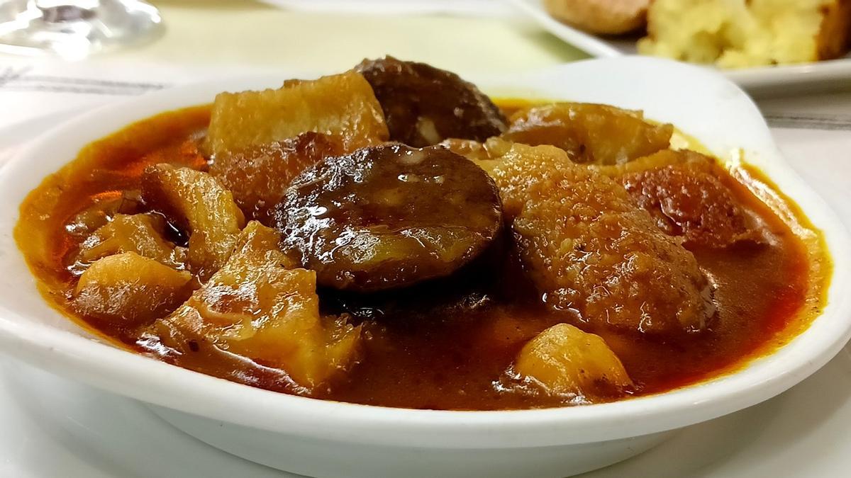 Media ración de de callos con garbanzos del Bar APZ.