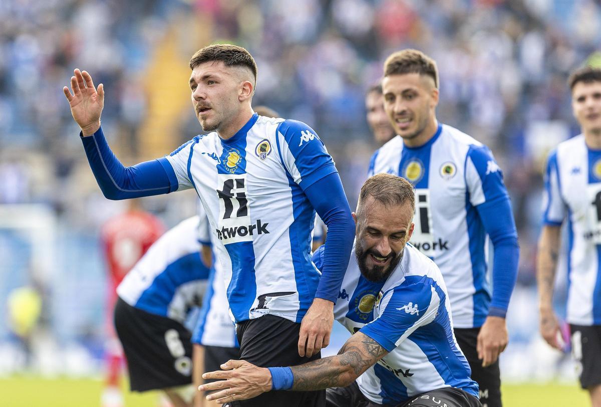 Antonio Aranda es levantado por Josema tras el gol al Sevilla Atlético.