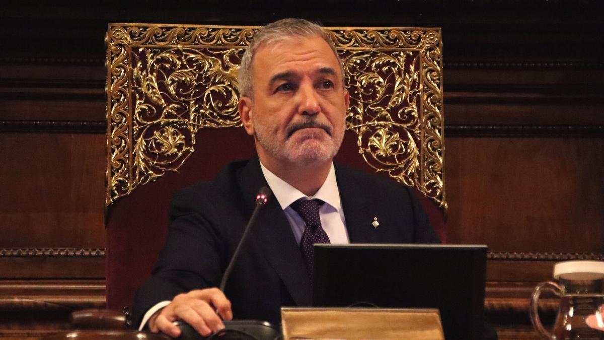 El alcalde de Barcelona, Jaume Collboni, en el inicio del pleno.