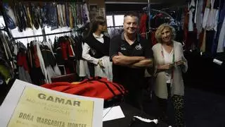 Una mítica y céntrica tienda de disfraces de Gijón cumple 50 años: "Son tantos años que esto es como nuestra segunda casa"