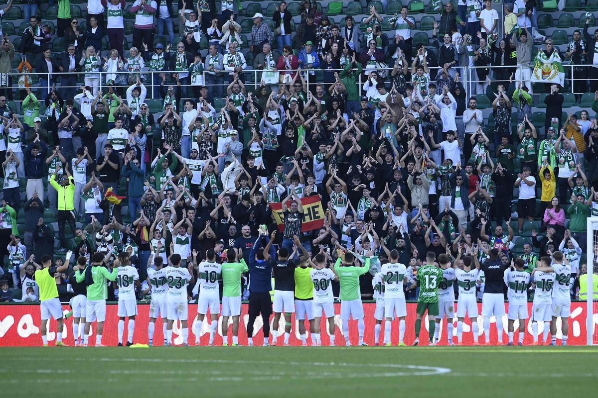 La plantilla del Elche celebra con la grada la victoria frente al Girona.