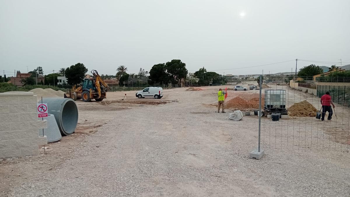 Zona en la que el Ayuntamiento ha concedido licencia para instalar un camping, con viviendas a izquierda y derecha