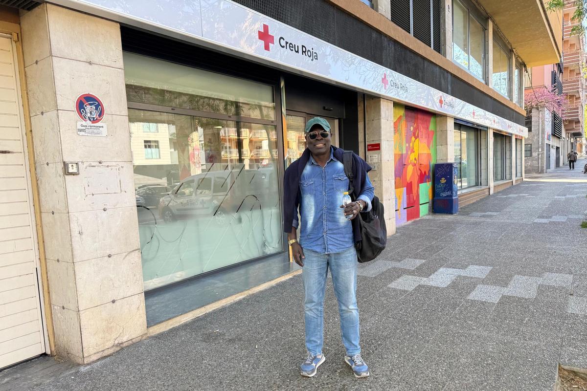 En Bouba aa la seu de Creu Roja a Girona.