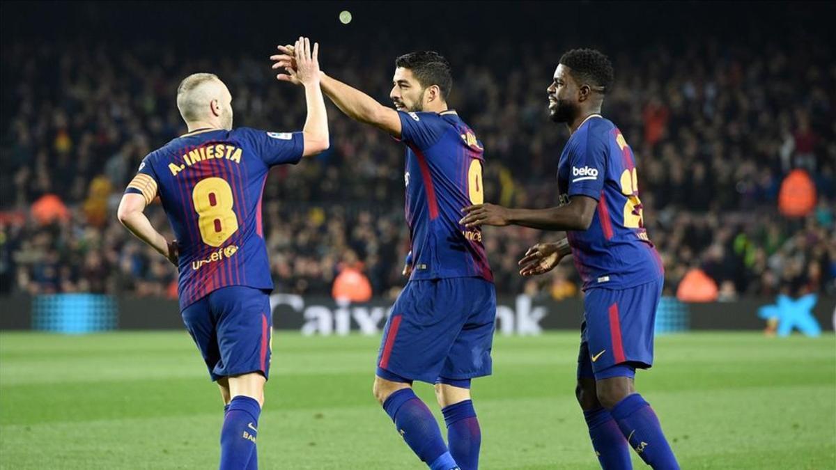 Luis Suárez celebra con Iniesta y Umtiti el primer gol del partido ante el Espanyol