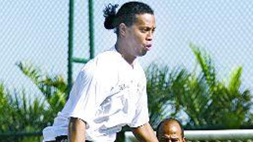 Ronaldinho se entrena en Brasil con un preparador. / Reuters