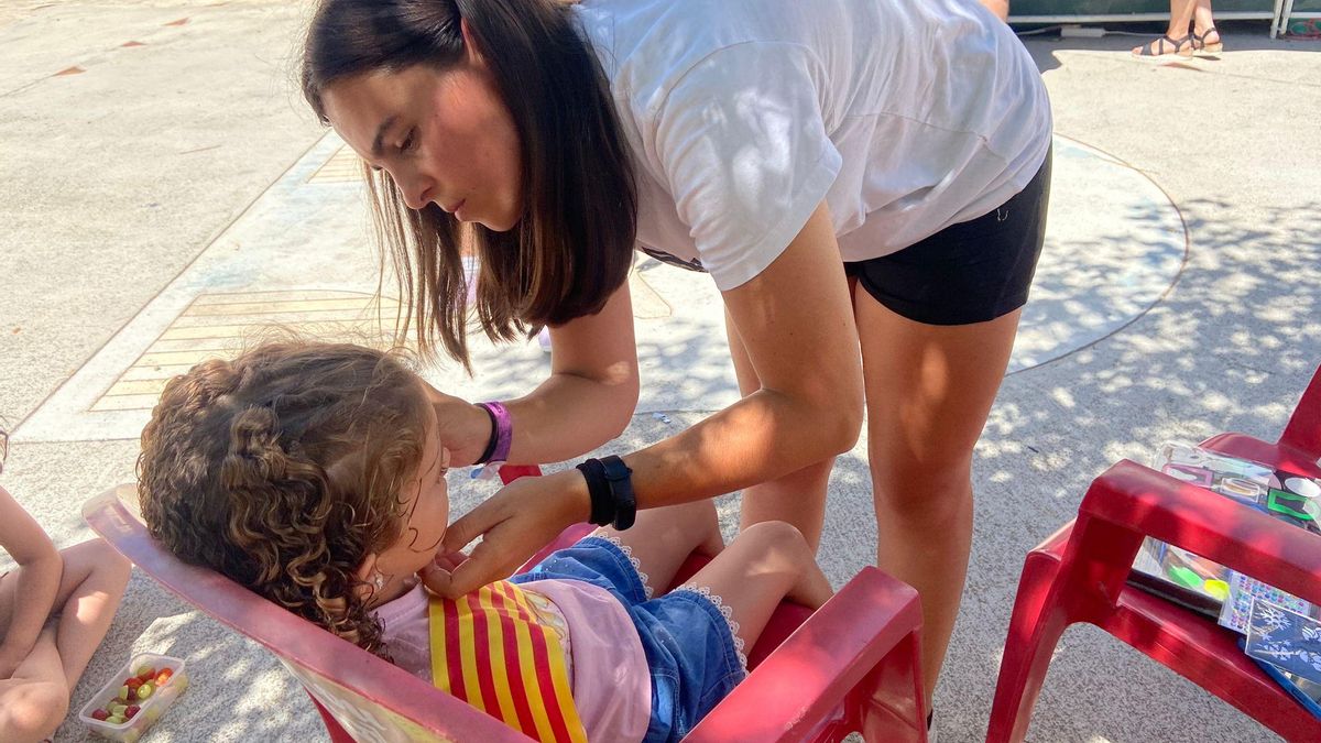 Raquel Ochoa, una joven de 25 años que lleva desde 2019 como monitora de tiempo libre en Zaragoza y también ayuda a su tía en el bar de Maella