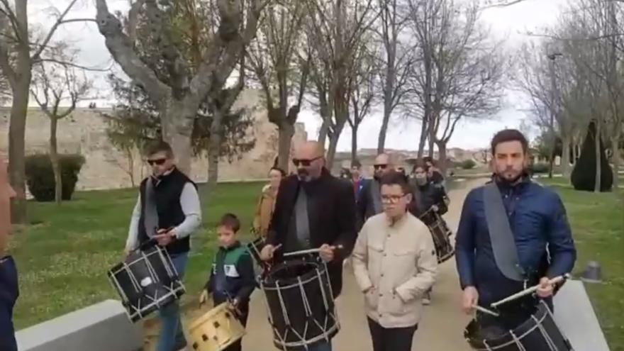 La Banda de Tambores ensaya la apertura de la procesión del Santo Entierro