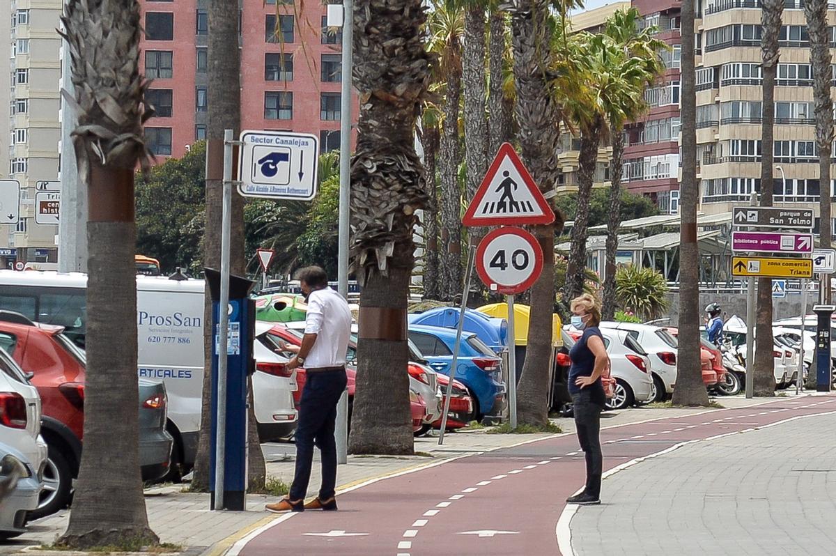 Un hombre abona un estacionamiento en un parquímetro de Las Palmas de Gran Canaria.