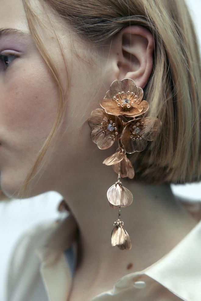 Los pendientes de flores de Zara lucidos por Kate Middleton.