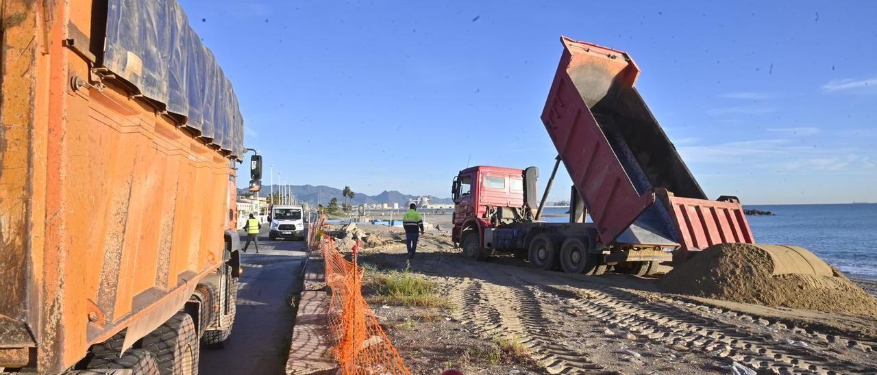 Los camiones iniciaron este viernes la descarga de arena en la playa Benafelí de Almassora.