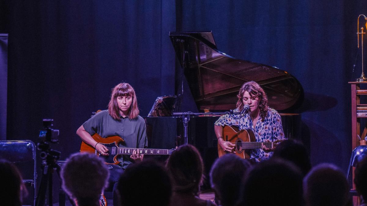 L'olivera Clara Andrés, a la dreta, va actuar dijous al Potries Music Fest