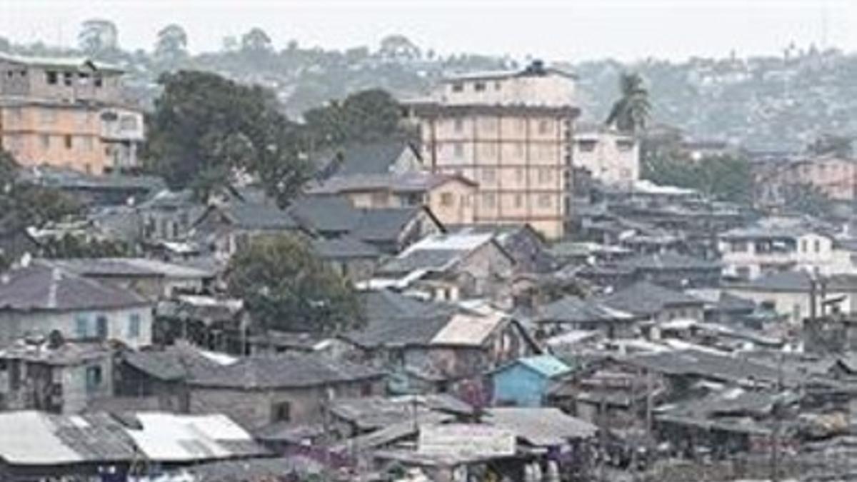 Ciudadanos de Freetown, en Sierra Leona, antes del toque de queda.