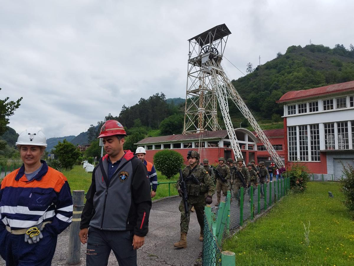 Maniobras militares en el pozo Santiago de Hunosa.