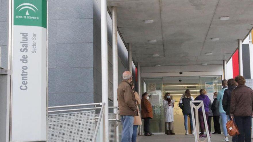 Pacientes esperando para acceder en el centro de salud del Sector Sur.