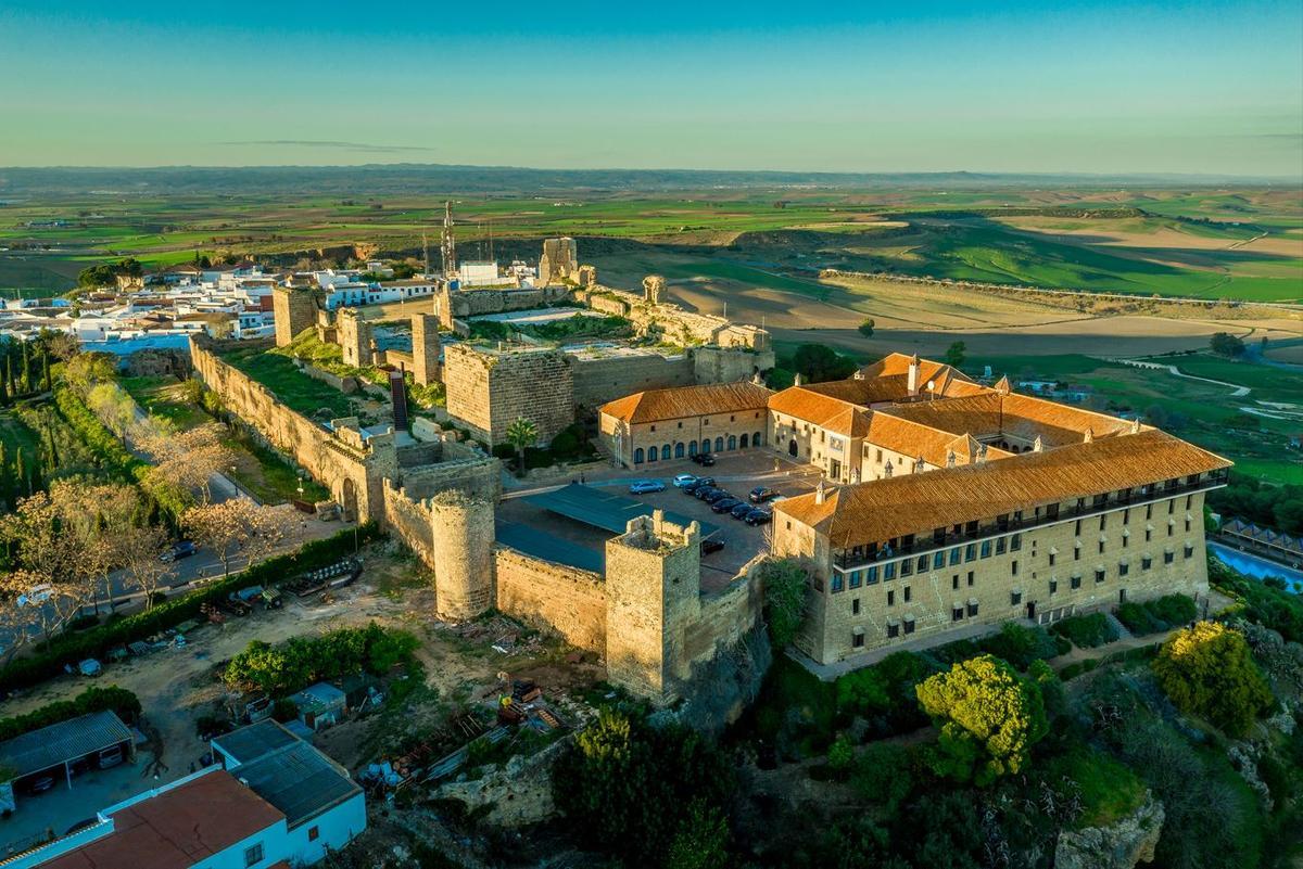 El Parador de Carmona, una joya histórica que permite dormir en un alcázar árabe del siglo XIV