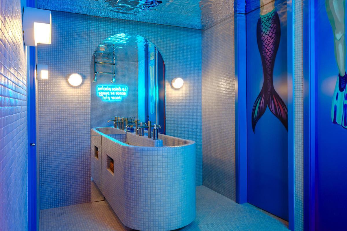 El baño de Beata Pasta Caleido, diseñado como una piscina interior y convertido en uno de los guiños más reconocibles y sorprendentes del nuevo local.