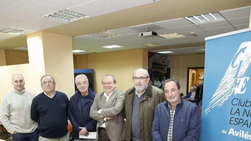 Por la izquierda, Ramón Álvarez, Dimas García, Alberto Vizcaíno, Luis Antonio García, Jaime Menéndez Corrales y Eloy Sopeña, ayer, en el edificio Puerta del Mar, en San Juan de la Arena.