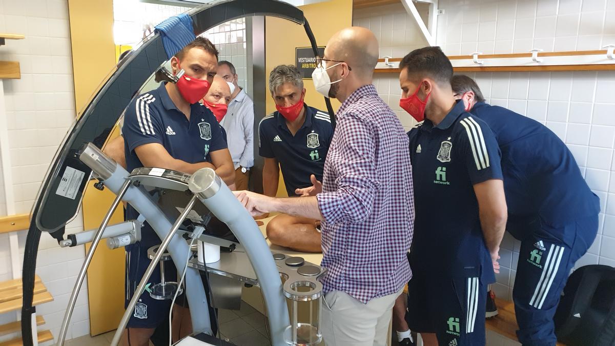 Miembros de la selección española de fútbol conocen la nueva tecnología.