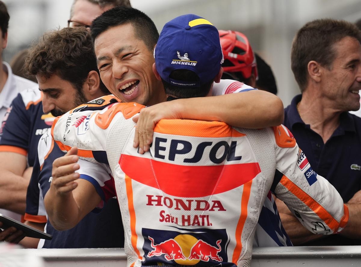 Honda abraça Márquez com el seu gran salvador Honda abraça Márquez com el seu gran salvador