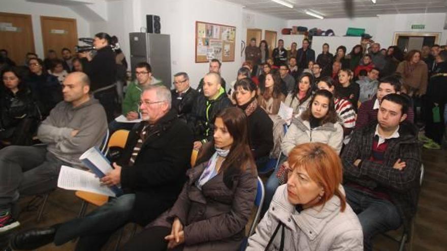 El salón de la Asociación de Vecinos del Casco Antiguo de Petrer se llenó ayer de afectados.