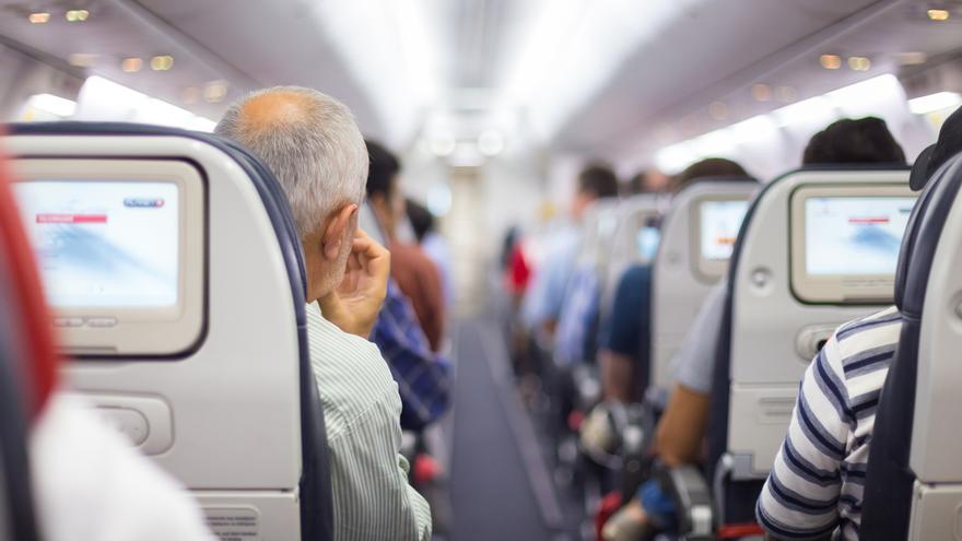 Una piloto alerta de una costumbre que todos tenemos cuando viajamos en avión y que podría matarnos