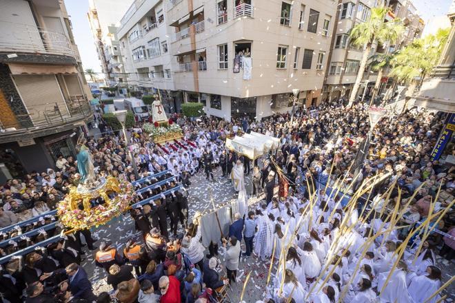 Las imágenes de la procesión del Encuentro del Domingo de Resurrección en Torrevieja de 2025