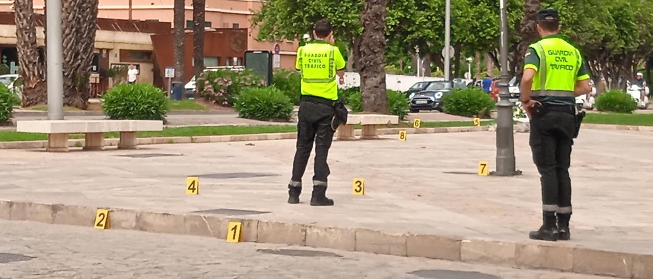 Agentes de la Guardia Civil de Tráfico inspeccionan el lugar del accidente, en el Passeig Sagrera. | IB3