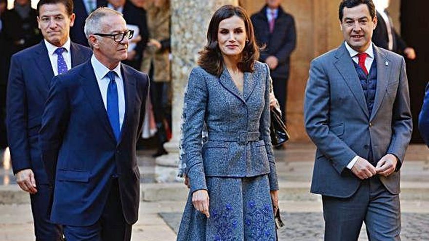 Doña Letizia, con el diseño de Felipe Varela, ayer, en Granada.