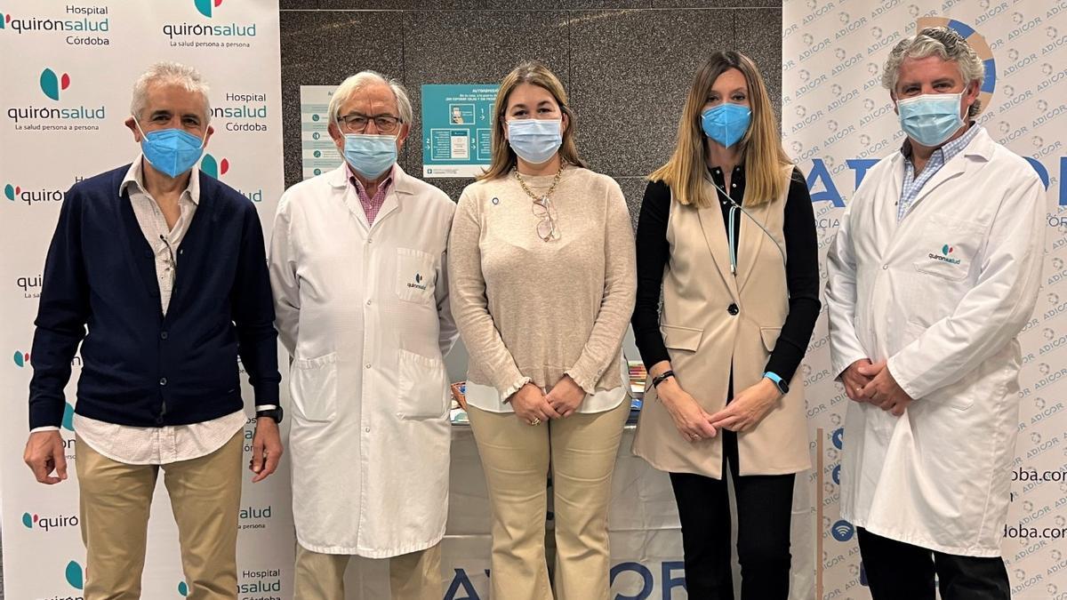 Profesionales del hospital QuirónSalud, con miembros de Adicor, en la mesa informativa instalada este lunes.