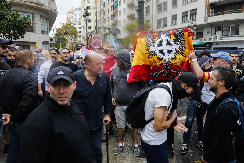 9 d'Octubre: Tensión en las manifestaciones en el centro de València