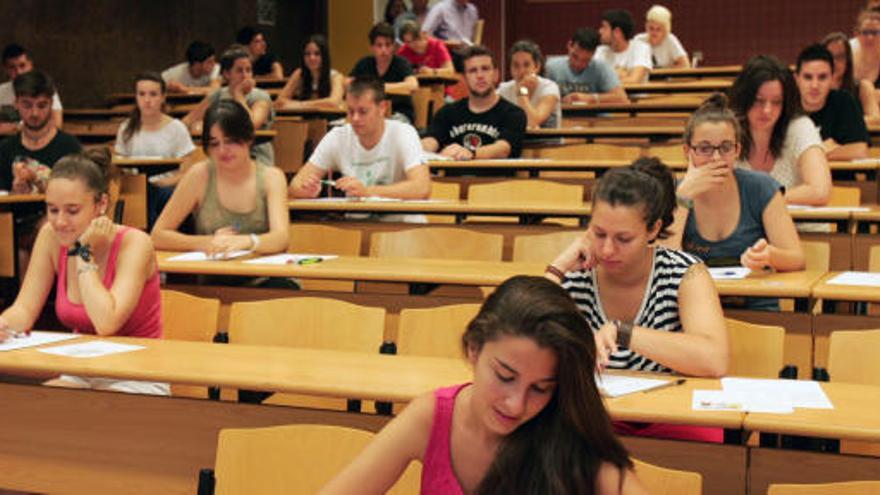 Un grupo de alumnos se examina de selectividad.