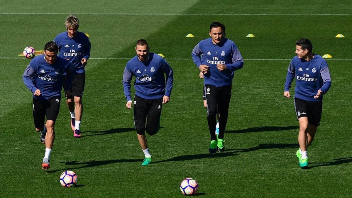 Keylor Navas, entre James y Benzema, en un entrenamiento del Madrid