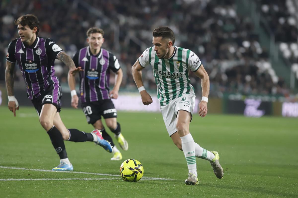 Isma Ruiz conduce el esférico durante un lance del encuentro en El Arcángel.