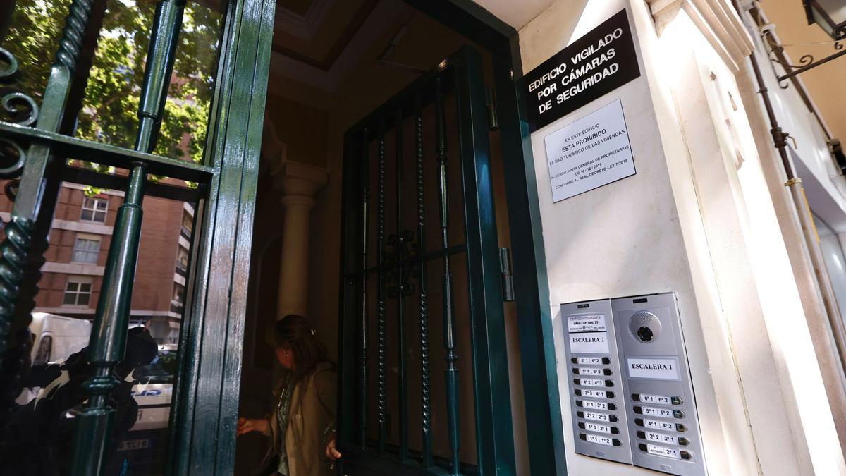 Cartel de prohibición de alquiler de viviendas con fines turisticos en Córdoba.