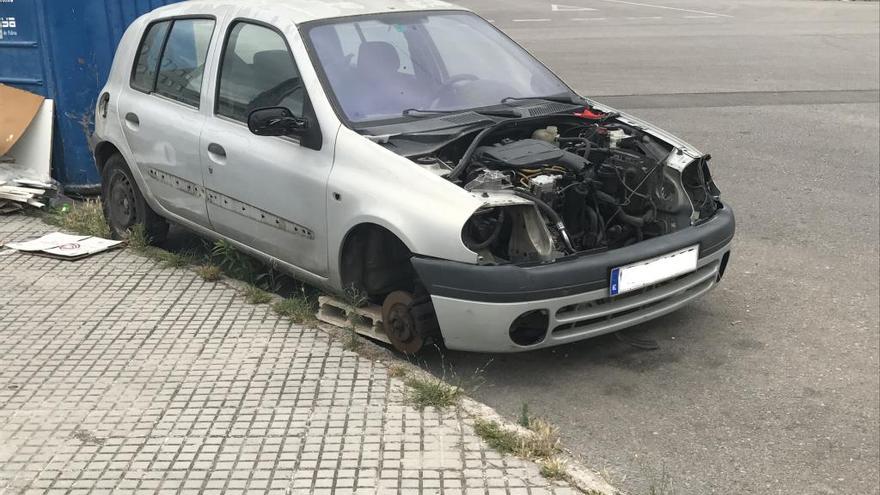 Uno de los coches abandonados en la zona industrial.