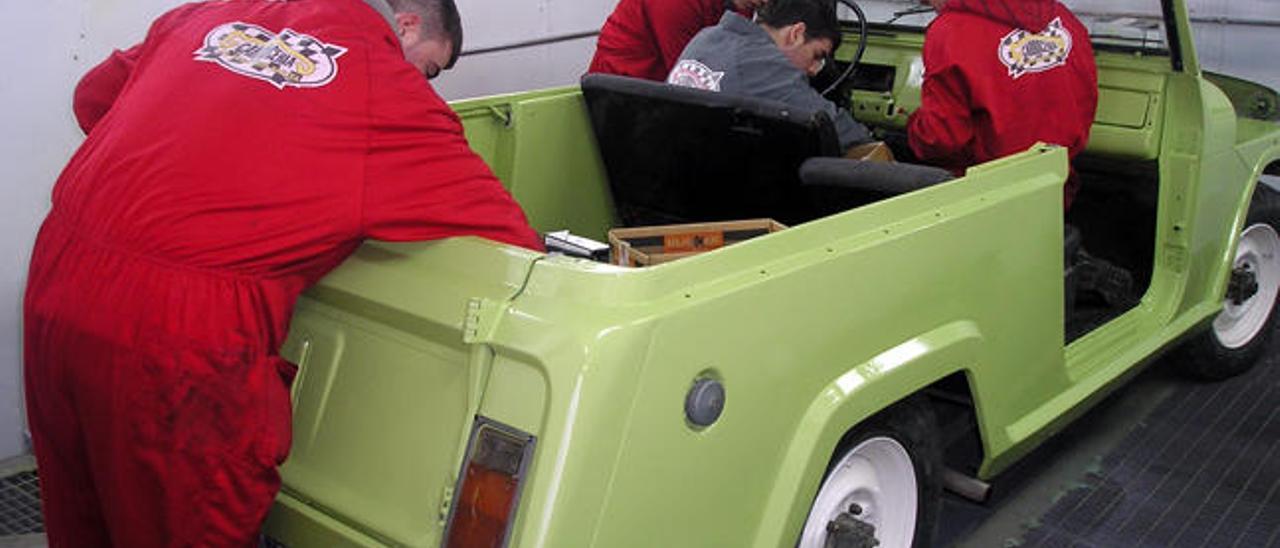 Jóvenes en un curso de automoción. // FDV