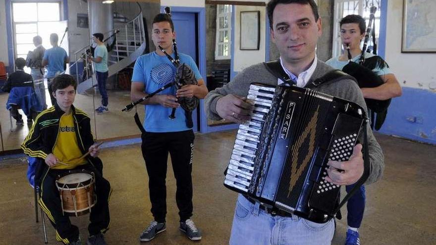 Alberto Barreiro &quot;Warren&quot; con varios de sus alumnos en A Illa.