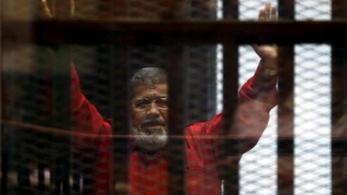 Mursi, en junio, durante el juicio que lo condenó a muerte.