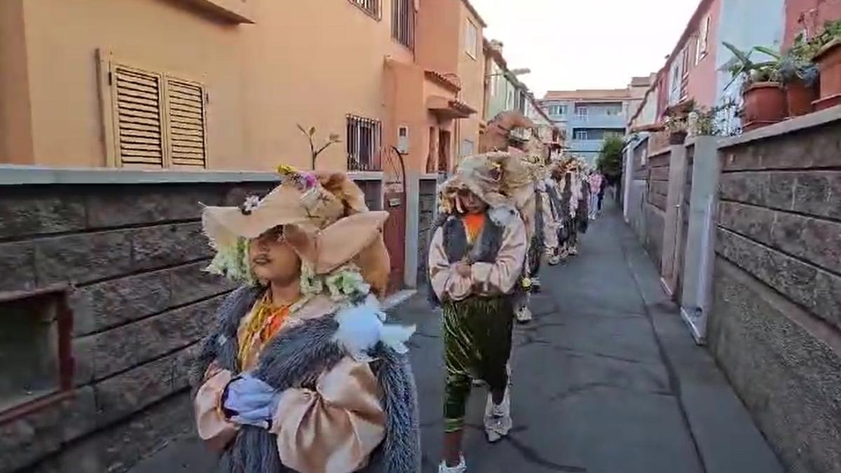 La murga infantil Frikywikys paseando por los pasajes de Somosierra