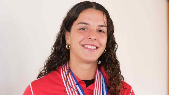 Elena Buenavida posa con las medallas y trofeo conquistados este verano con España. | | C. W. LAURITSEN