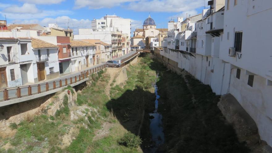 El casco urbano de Chiva se articula en torno a su barranco.