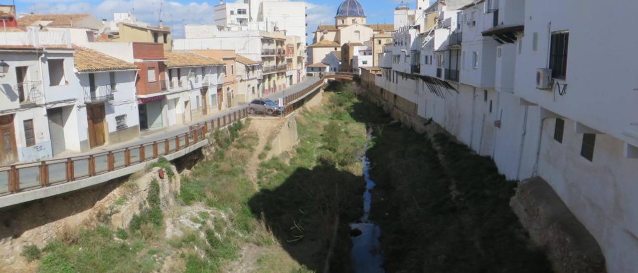 El casco urbano de Chiva se articula en torno a su barranco.