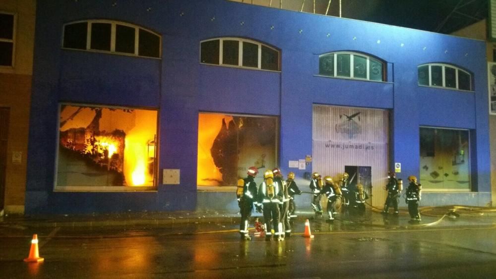 Un incendio calcina tres naves del polígono Santa Bárbara