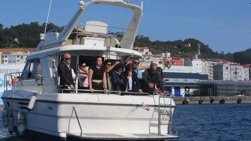 Ofrenda floral y palas en lo alto para despedir en el mar a David Castro, "Piris"
