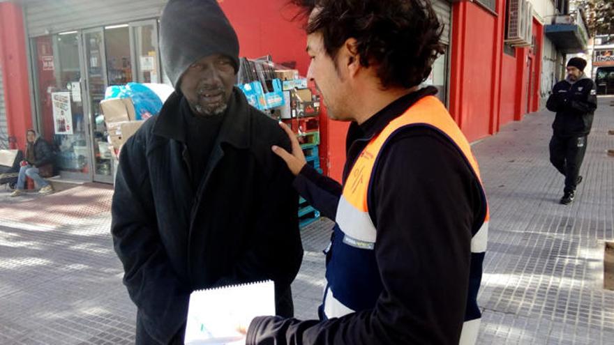 Manuel junto a Miguel, psicólogo de la Unidad de Calle de Puerta Única.