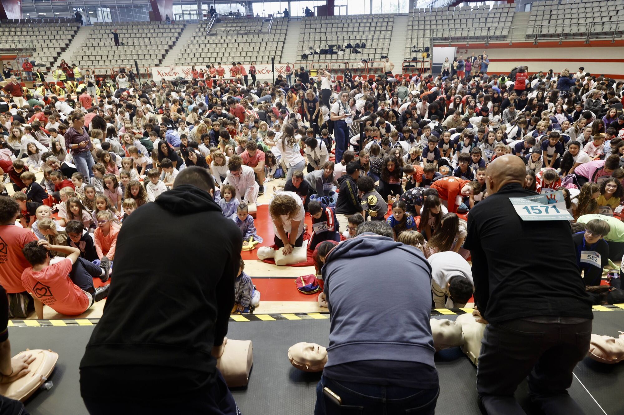 Récord de RCP simultáneo en el Palacio de Deportes. Participan centros escolares de Gijón. Pañeda