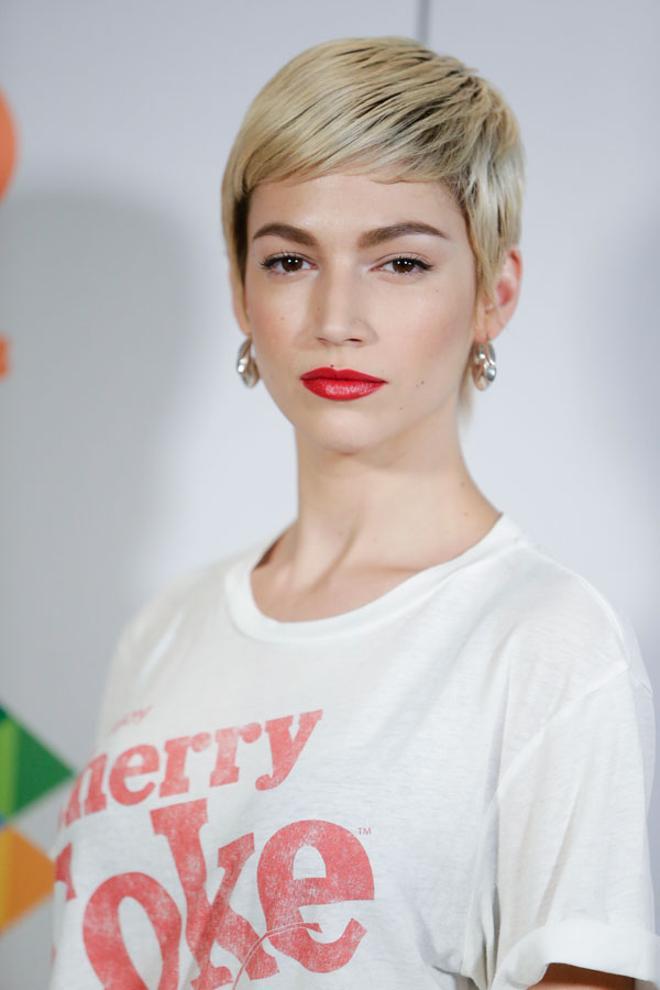 Detalle de la belleza de Úrsula Corberó con pelo rubio y labios rojos