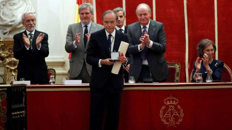 Gregorio Marañón (c.), tras recibir el premio de manos del Rey Juan Carlos, detrás, junto a la Reina Sofía y el ministro Méndez de Vigo. // J.M.